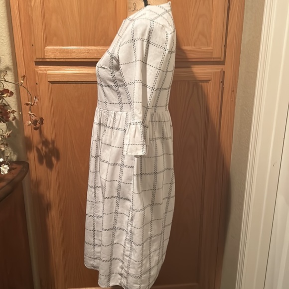 Gently used, white and black stripped dress. With zipper in back. - Picture 2 of 3